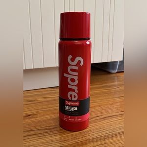 Supreme SIGG vacuum-insulated flask